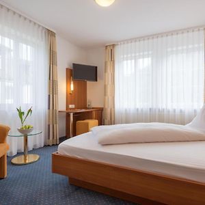 Zimmer mit Kingsize-Bett